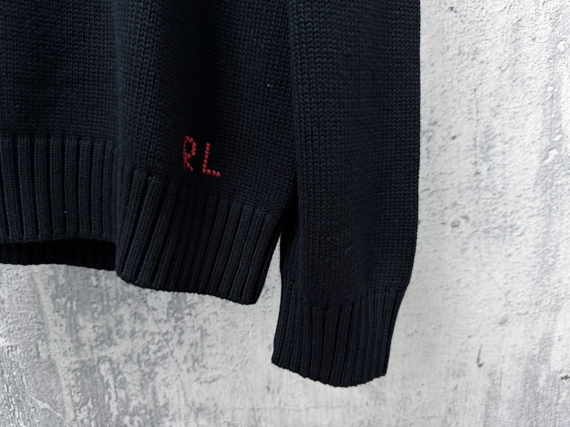 (Original) Ral Lauren Spring 26 lo Bear loose-fitting cotton crew neck sweater Bear Series bear embroidery Brown wearing bear, with three-dimensional bear embroidery, childlike and elegant. Round neck design + wide threaded hem and cuffs with exquisite details, "RL" logo on the left hem. It can be easily matched with high-waisted pants or skirts for commuting, dating, and leisure. You can switch between college style or retro style at will. College style jacket bear sweater ♥️Classic H loose version. Imported cotton yarn texture is invincible. Three-dimensional bear embroidery technology, pure hand-made cross-stitch method, LP letters, childlike high-end Retro casual style, a must-have for quality control! Size：S-XL
